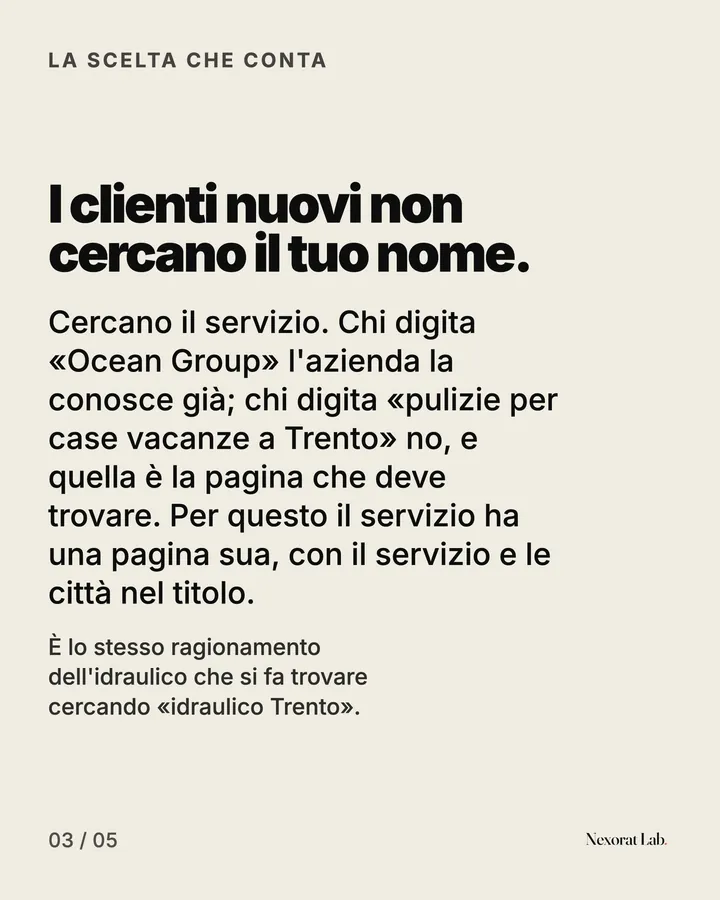 Slide 3 di 5: La scelta che conta — I clienti nuovi non cercano il tuo nome. Cercano il servizio. Chi digita «Ocean Group» l'azienda la conosce già; chi digita «pulizie per case vacanze a Trento» no, e quella è la pagina che deve trovare. Per questo il servizio ha una…