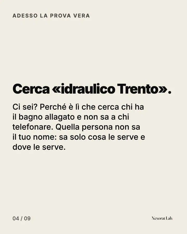 Slide 4 di 9: Adesso la prova vera — Cerca «idraulico Trento». Ci sei? Perché è lì che cerca chi ha il bagno allagato e non sa a chi telefonare. Quella persona non sa il tuo nome: sa solo cosa le serve e dove le serve.