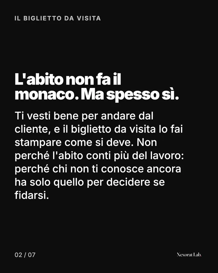 Slide 2 di 7: Il biglietto da visita — L'abito non fa il monaco. Ma spesso sì. Ti vesti bene per andare dal cliente, e il biglietto da visita lo fai stampare come si deve. Non perché l'abito conti più del lavoro: perché chi non ti conosce ancora ha solo quello per…