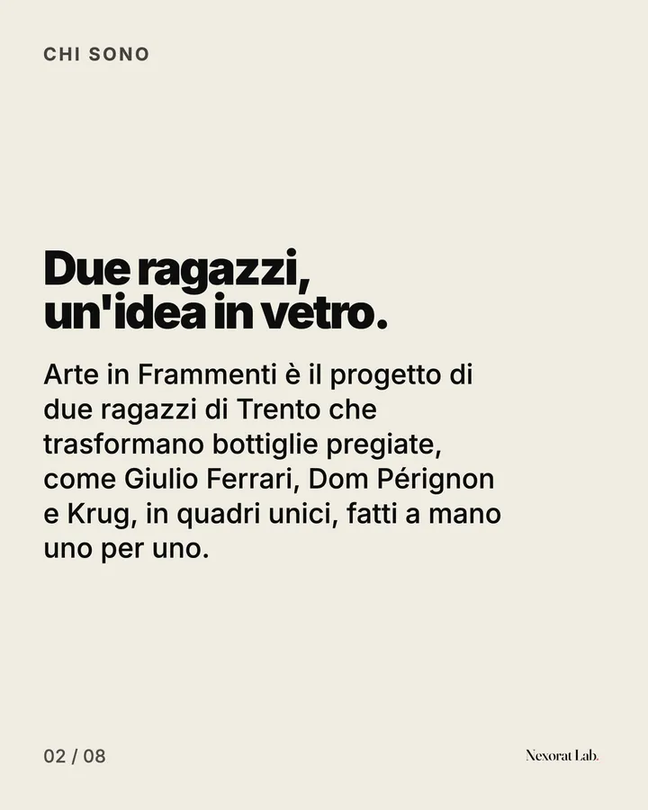 Slide 2 di 7: Chi sono — Due ragazzi, un'idea in vetro. Arte in Frammenti è il progetto di due ragazzi di Trento che trasformano bottiglie pregiate, come Giulio Ferrari, Dom Pérignon e Krug, in quadri unici, fatti a mano uno per uno.